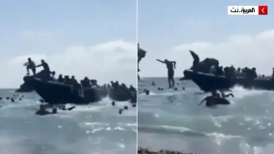 مفاجأة غير متوقعة لمتنزهين على البحر.. وصول قارب محشو بالمهاجرين