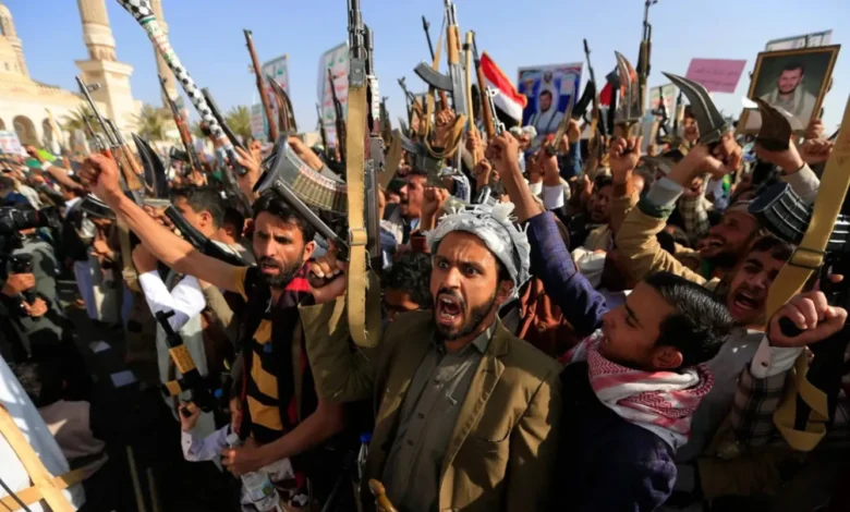 الحوثيون: هاجمنا سفينة سعودية في مضيق باب المندب