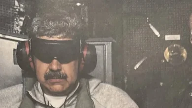 أكد أنه "صامد" ووجه رسالة لأحفاده... مادورو ينشر صورتين من السجن