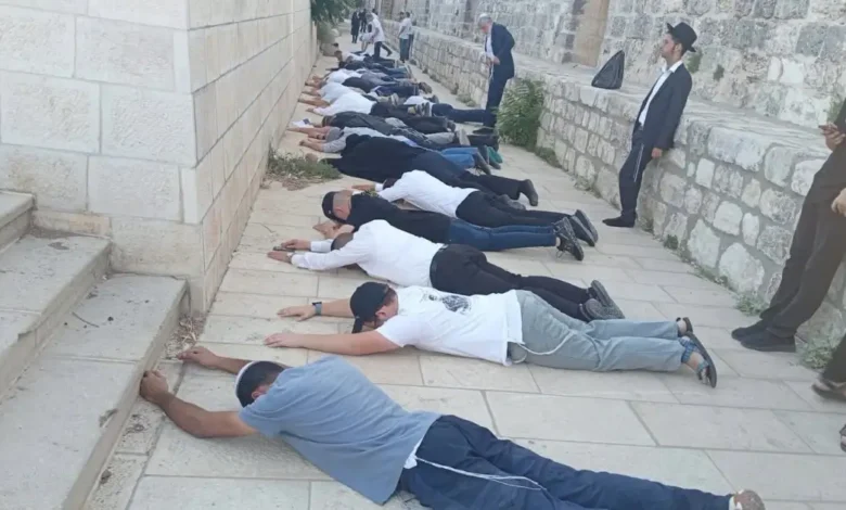 مستوطنون يقتحمون الأقصى واعتقال 33 فلسطينيا وإغلاق قُصرة بالضفة