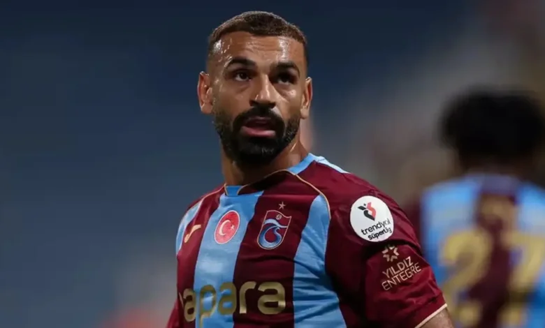 من هو الرجل الضخم الذي يرافق محمد صلاح باستمرار مع طرابزون سبور؟