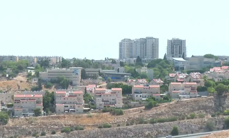 "يشطر الضفة ويقبر حل الدولتين".. كيف يفرض مشروع "إي 1" واقعا فلسطينيا جديدا؟