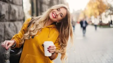 ليس حزناً ولا اكتئاباً.. 7 أسباب نفسية تجعل البعض يكتفون بالابتسام بدلاً من الضحك