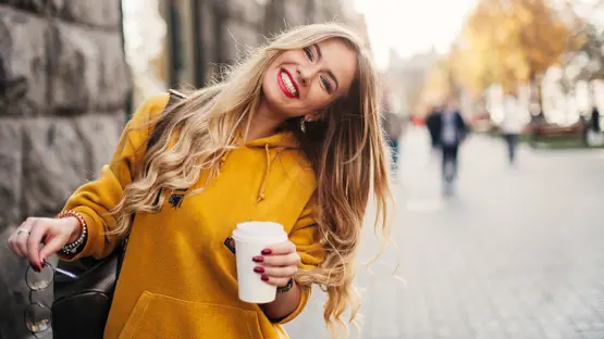 ليس حزناً ولا اكتئاباً.. 7 أسباب نفسية تجعل البعض يكتفون بالابتسام بدلاً من الضحك