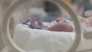 رحلت قبل أن تحتضنهما.. أطباء ينقذون توأماً من رحم أم متوفاة