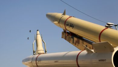 "تسنيم" تنشر صورا فضائية ترصد آثار الهجمات الإيرانية على "العمود الفقري لأمريكا" في المنطقة (صور)