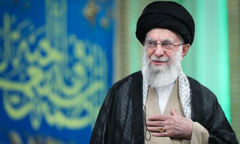 صورة تعرض لأول مرة تظهر المرشد الإيراني الراحل علي خامنئي يتلو القرآن الكريم في مكتبته الخاصة (صورة)