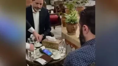 فيديو للشرع يدفع فاتورة مطعم بدمشق.. وحاكم المركزي يعلق