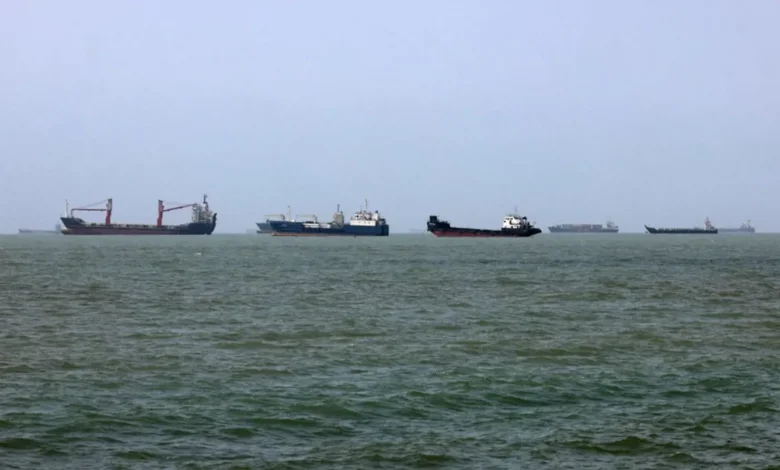 حادث جديد يهزّ هرمز... مقذوف يصيب سفينة والطاقم بخير