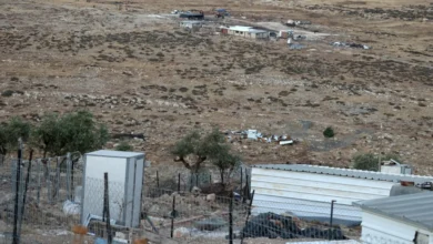 عضو كنيست من اليمين المتطرف يحطم نصب الشهداء في الضفة الغربية (فيديو)