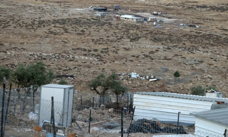 عضو كنيست من اليمين المتطرف يحطم نصب الشهداء في الضفة الغربية (فيديو)