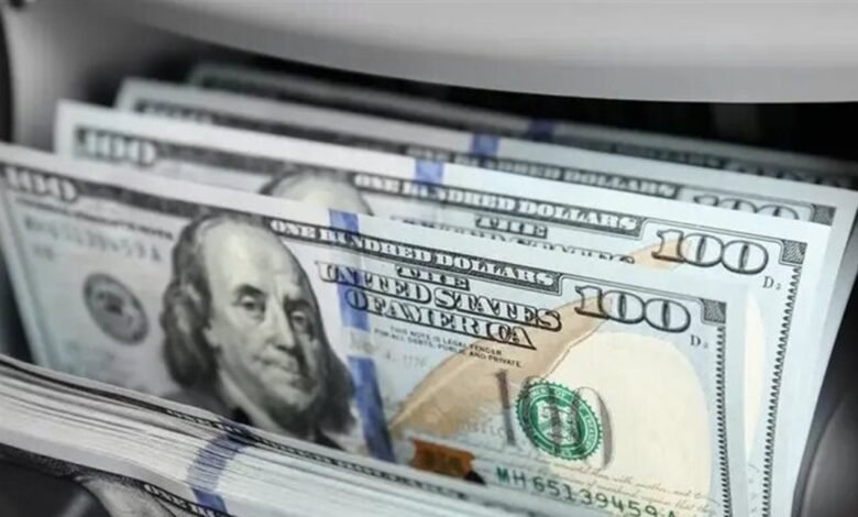 الدولار يترنح مع تراجع احتمالات رفع الفيدرالي للفائدة