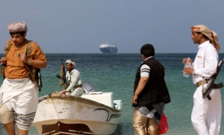 تحركات للحوثيين في البحر الأحمر.. ماذا يجري بين هرمز وباب المندب؟