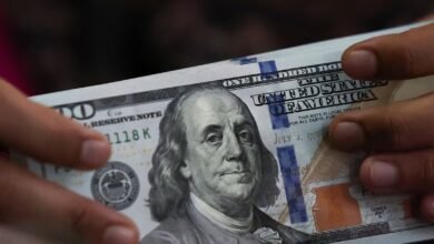 الدولار يحوم قرب أدنى مستوياته في عدة أشهر