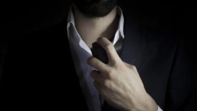 رئيس وزراء سابق يُثير الجدل... رقص مع حبيبته الفنانة وهو يحمل أداة لتنظيف المرحاض!