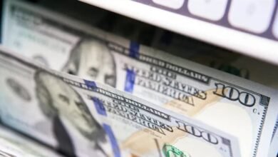 الدولار يلامس أدنى مستوى في 3 أشهر
