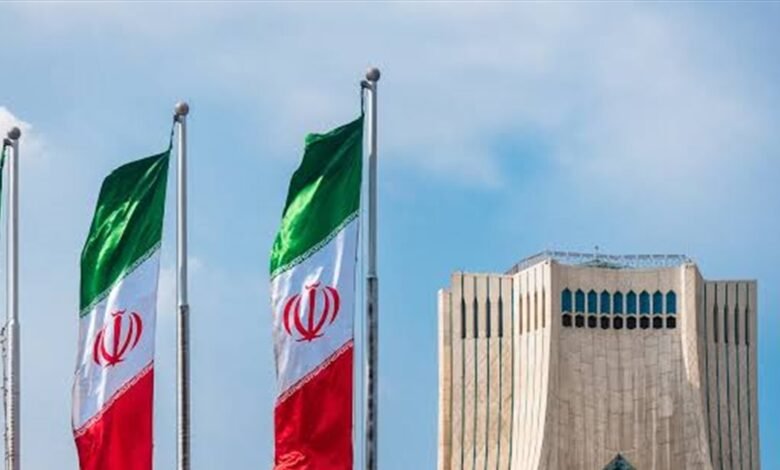 إيران تقرّ رسوماً على السفن المارة عبر مضيق هرمز