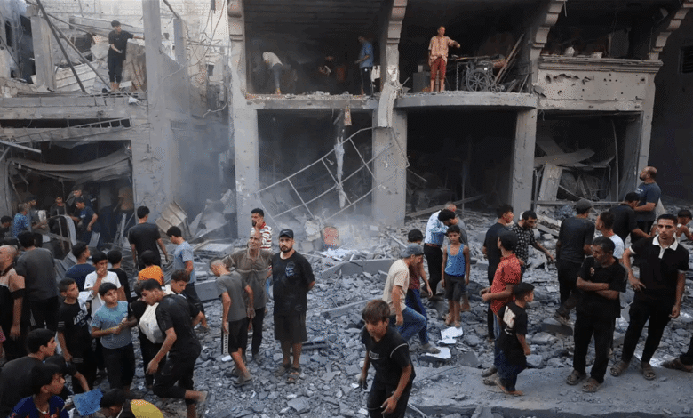 غارات إسرائيلية تدمر محطة تحلية ومنزلاً في غزة.. وأوامر إخلاء بالبريج