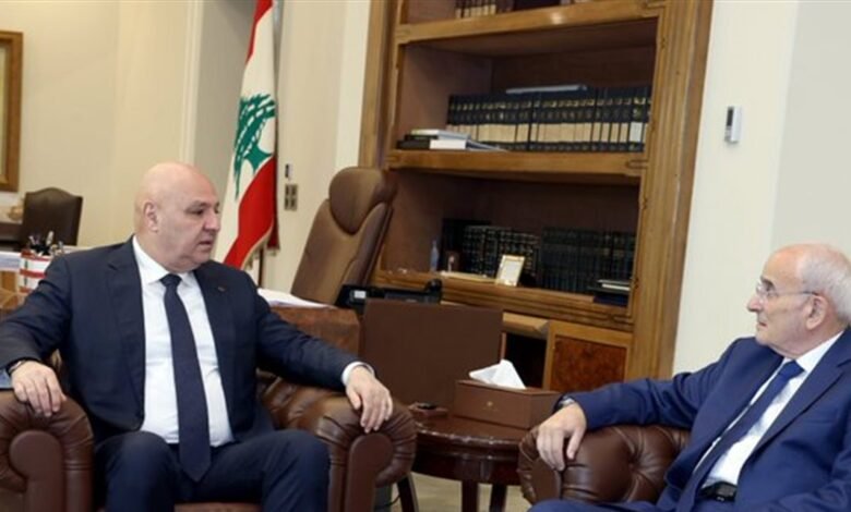وفد إماراتي في بيروت وفرنسا والسعودية تدعوان الى تكثيف الجهود للتوصل إلى حل نهائي في لبنان.