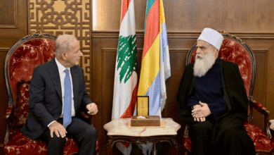 "سجال" بين عيسى وجنبلاط وحديث عن"ضوء أخضر اميركي لعقد لقاء مع ممثل عن حزب الله"