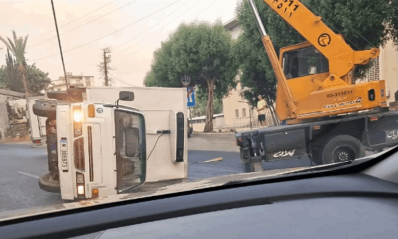 انقلاب شاحنة يشلّ السير على أوتوستراد جونية