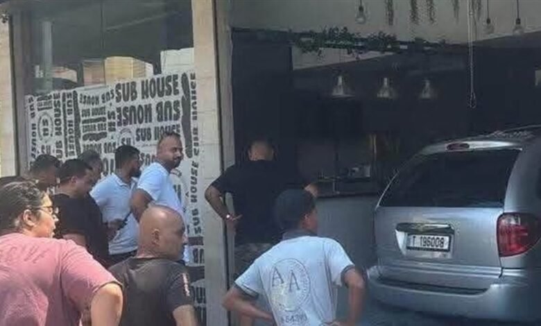 سيارة اجتاحت مطعماً في شكا!