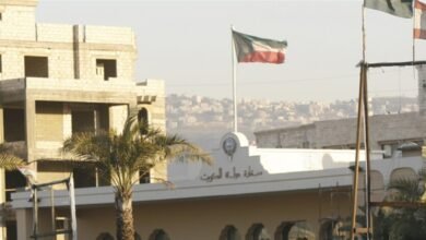 هذا ما يفعله سائقو "التاكسي" أمام السفارة الكويتية