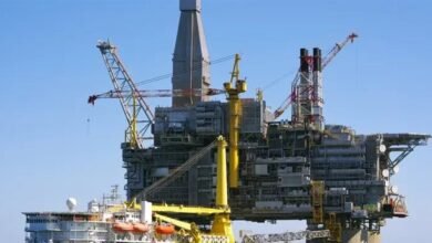 وسط ترقب اتفاق هرمز.. أسعار النفط تسجل خسارة أسبوعية 5%