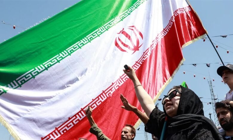 الخطر يقترب من قلب "نظام إيران".. هل تُشعل العقوبات انتفاضة كبرى؟