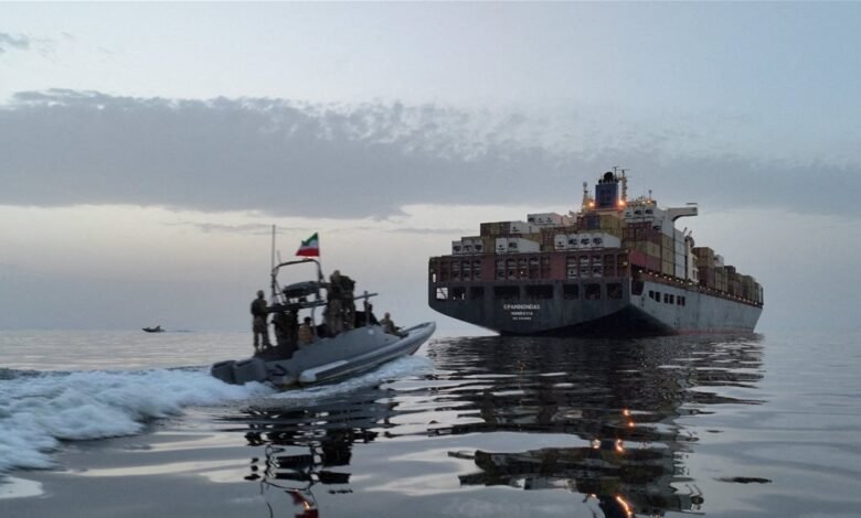 ايران: هرمز مغلق أمام السفن غير المنسقة معنا