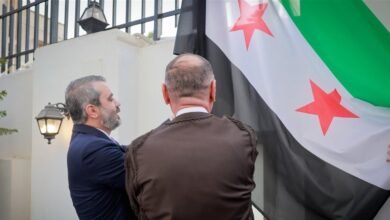 بعد 14 عاماً من القطيعة.. سوريا تعيد فتح سفارتها رسمياً في ليبيا