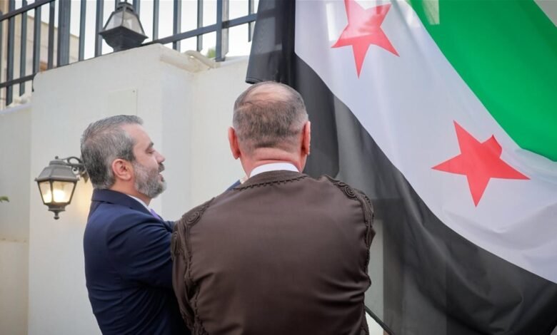 بعد 14 عاماً من القطيعة.. سوريا تعيد فتح سفارتها رسمياً في ليبيا