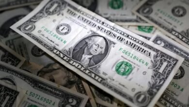 بدعم من نبرة الفيدرالي.. الدولار يتمسك قرب قمة أسبوعين