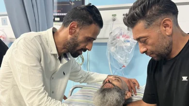 أمضى 22 عاما.. أسير فلسطيني يعلم بوفاة والديه بعد تحرره