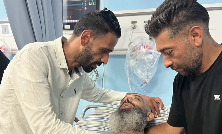 أمضى 22 عاما.. أسير فلسطيني يعلم بوفاة والديه بعد تحرره