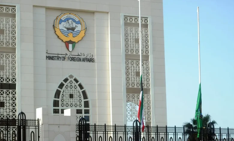 الكويت تبحث مع عُمان وقطر جهود ضمان الملاحة في مضيق هرمز