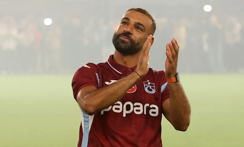 "لماذا تريدون أن يطحن؟"... باسم يوسف يرد بقوة على منتقدي انتقال صلاح