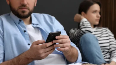 إشعار هاتف غيرك يجعلك تتفقّد هاتفك.. ماذا يقول العلم؟