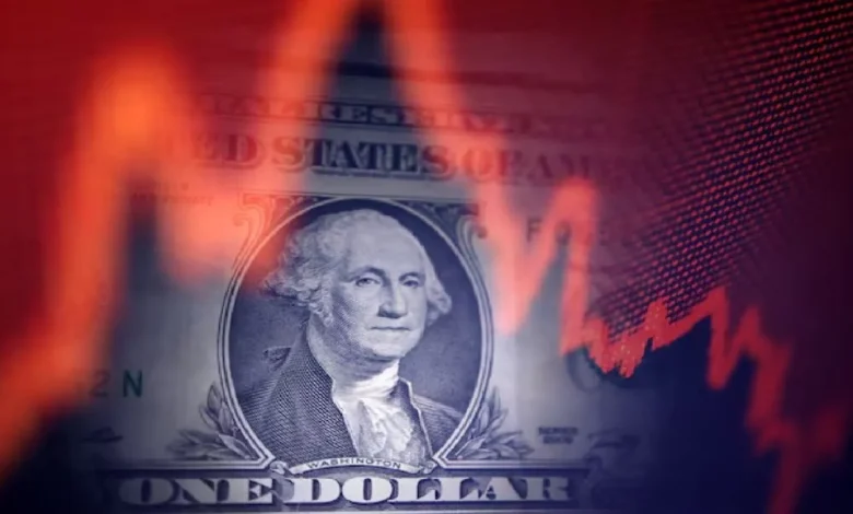 صعود الدولار بعد بيانات وسط توقعات برفع أسعار الفائدة