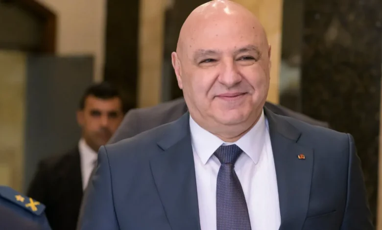 جوزف عون يشارك في حملة للتبرع بالدم (صورة)