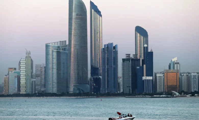 فيتش: الإمارات تحافظ على صدارتها في إصدارات الدين بالدولار بالأسواق الناشئة