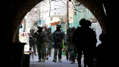 الاحتلال يعتقل 25 فلسطينيا بالضفة ويعلن "الطيبة" منطقة عسكرية مغلقة