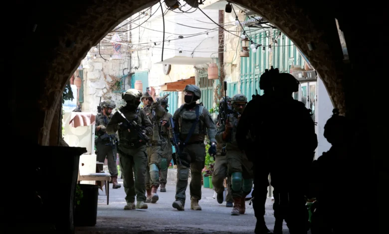 الاحتلال يعتقل 25 فلسطينيا بالضفة ويعلن "الطيبة" منطقة عسكرية مغلقة