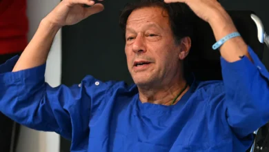 طبيبه ينتظره في مستشفى وهو يُفحص في آخر.. ماذا جرى لعمران خان؟
