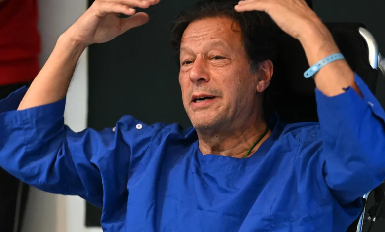 طبيبه ينتظره في مستشفى وهو يُفحص في آخر.. ماذا جرى لعمران خان؟