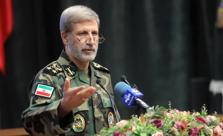 قائد الجيش الإيراني: 30 ألف دولار مكافأة لأسر أو قتل "معتد أمريكي"