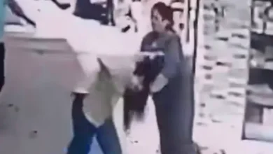 مقطع سيدة تسحل زوجة نجلها في الشارع يشغل المصريين.. والسلطات تتدخل