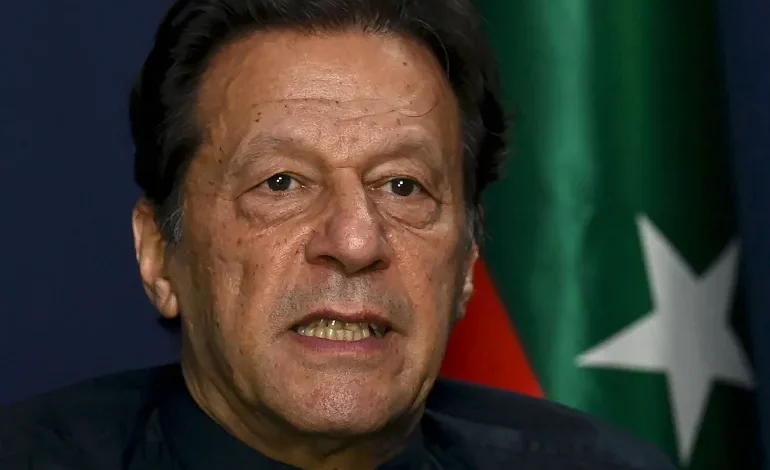 حكومة باكستان تطعن في أمر قضائي بنقل عمران خان إلى المستشفى