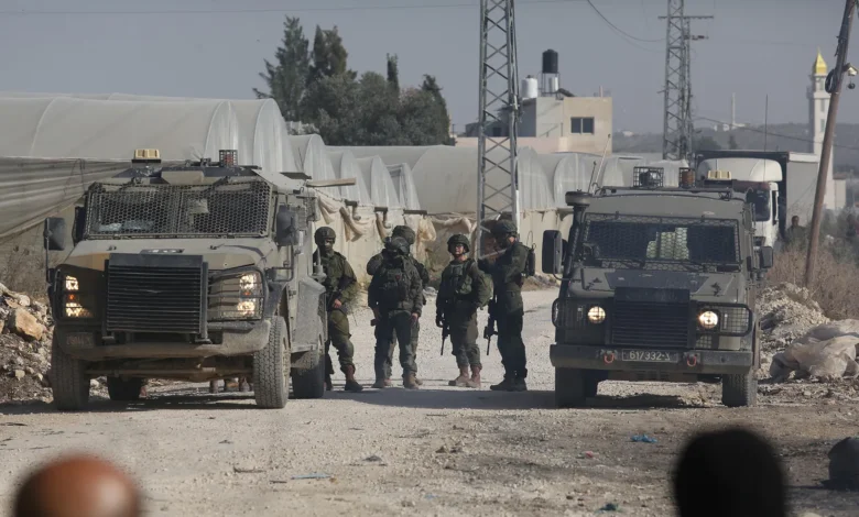 الجيش الإسرائيلي يعتقل 22 فلسطينيا ويواصل حصار منازل في قصرة