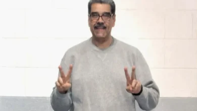 مادورو ببدلة رياضية من سجنه يؤكد تمسكه بالصمود
